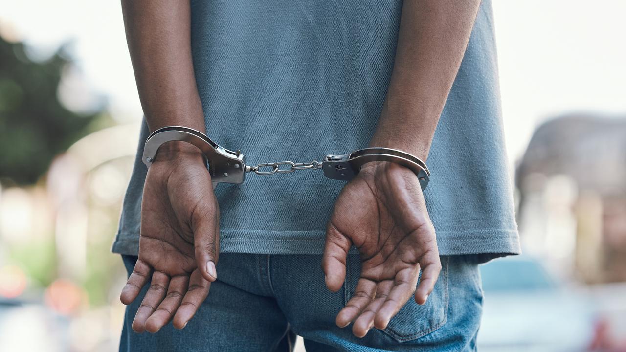 Homem é preso por descumprir medida protetiva contra a própria bisavó, idosa de 90 anos, em Guaíra